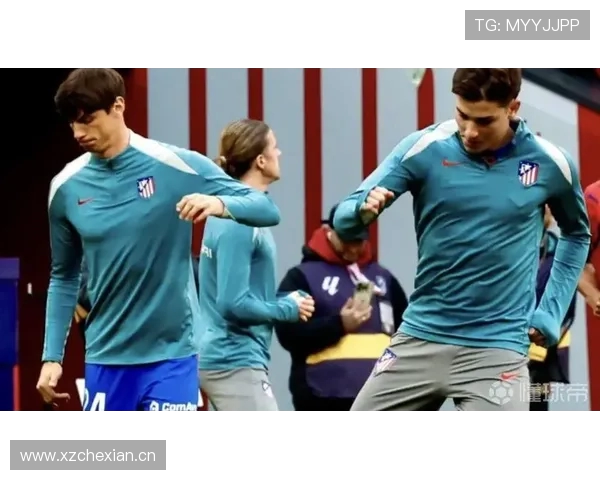 主裁判出示黄牌西蒙尼仍不依不饶口不择言继续抱怨比赛判罚